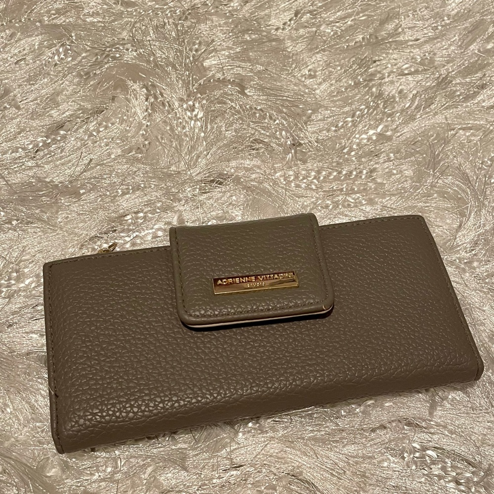 💜 Adrienne Vittadini Gray Women’s Wallet